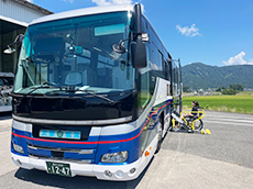 大型リフト付きバスバスイメージ1